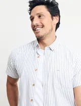 Camisa de manga corta con botones, a rayas verticales color rojo y blanco, con bolsillo en el pecho.