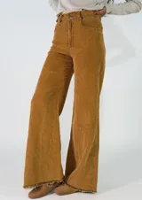 Pantalon de pana de corte recto y tiro medio, con diseño de pierna ancha y ruedo desflecado. Cuenta con cierre frontal y bolsillos laterales.
