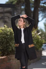 Saco largo negro con cuello mao y bolsillos de cuero con estampado animal print.