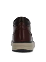 Botín de cuero color borravino con cordones bicolor y suela de EVA en tono beige.