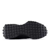 Championes New Balance modelo 327, completamente negros, con capellada de malla y superposiciones sintéticas. Presentan el logo 'N' sobredimensionado en el lateral y suela con tacos prominentes.