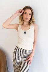 Musculosa blanca de morley viscosa, con escote redondo y logo cuadrado estampado en el pecho.