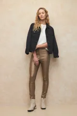 Pantalón chupín color dorado metalizado.