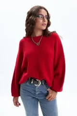 Buzo de tejido de punto color rojo, con cuello redondo y mangas largas estilo balloon.