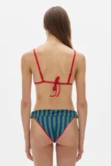 Top de bikini color arena, de corte triangular, con breteles finos ajustables en cuello y espalda, y ribete negro en los bordes.