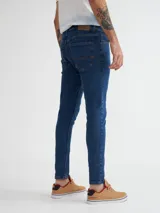 Jean de calce ajustado color azul oscuro.