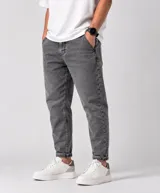 Jean de corte slouchy en color gris con efecto acid wash, con bolsillos laterales y traseros, y botamangas con dobladillo.