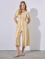 Mono largo de lino con estampado a rayas verticales amarillas y blancas. Escote cuadrado con botones y mangas cortas con volados.