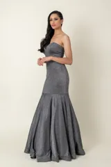 Vestido largo de fiesta color peltre con lurex, corte sirena y escote strapless.