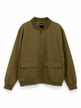 Campera bomber verde militar de corte clásico, con cierre frontal, bolsillos frontales con solapa y puños y cintura elastizados de rib.