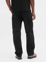 Pantalón cargo de corte recto y holgado, color negro, con bolsillos laterales tipo cargo y bolsillos traseros.
