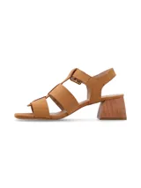 Sandalias de gamuza color camel con diseño de tiras anchas entrelazadas, cierre con hebilla lateral y taco cuadrado con acabado de madera.