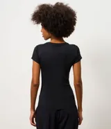 Remera deportiva de cuello redondo y manga corta, confeccionada en microfibra con ajuste al cuerpo y acabado de tacto suave.