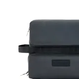 Neceser de viaje Rip Curl Weekend Travel, color negro, con doble compartimento con cierre y asa lateral. Incluye logo de la marca en el frente.