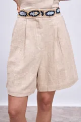 Short color beige con cintura elastizada y aplique bordado en la cintura.