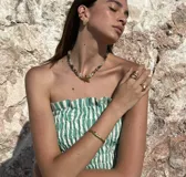 Par de aros colgantes de bronce y alpaca con diseño abstracto calado.