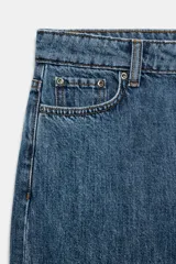 Jeans de tiro alto y silueta tapered, confeccionados en denim negro con costuras en tono contrastante. Cuenta con diseño de cinco bolsillos, trabillas para cinto y cierre frontal con cremallera y botón metálico.