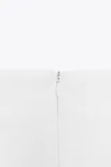 Falda pantalón negra de tiro alto con diseño cruzado y pliegues drapeados en el frente.