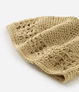 Gorro tipo beanie confeccionado en ganchillo de color blanco, con textura artesanal y detalle de calados en la base.