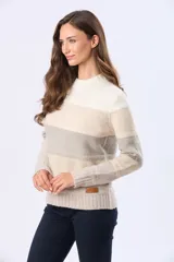 Buzo tejido de punto con diseño de rayas horizontales en tonos gris, rosa, malva y beige. Presenta cuello redondo, mangas largas y puños acanalados, con una pequeña etiqueta de cuero sintético en el ruedo.