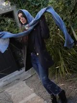 Pashmina rectangular color beige claro, de tejido suave y liviano. Ideal para usar como chalina o bufanda.