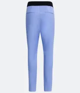 Pantalón de vestir rojo con corte cigarette, bolsillos delanteros y aberturas laterales en el ruedo.