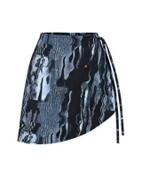 Falda corta de silueta estructurada, confeccionada en tejido estampado en tonos negro, gris y azul. Cuenta con cintura regulable, panel frontal superpuesto y terminación asimétrica.