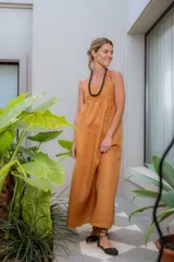 Vestido largo tipo solera con breteles finos, diseño de rayas horizontales en tonos azul y blanco, confeccionado en tejido ligero.