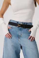 Pantalón de jean azul oscuro, de corte ancho y tiro alto.