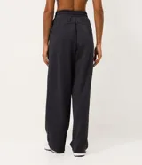 Pantalón deportivo recto texturizado Get Over, color gris oscuro, con cintura ajustable y bolsillos funcionales.