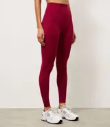 Legging deportiva de tiro alto confeccionada en microfibra, con diseño ajustado al cuerpo y costuras reforzadas en los laterales. Ofrece gran elasticidad y sujeción para actividades físicas.