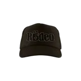 Gorra trucker color marrón con diseño de red en la parte trasera y estampa frontal con la palabra 'Rodeo' formada por tachas plateadas.