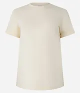 Remera básica de cuello redondo y manga corta con detalle de dobladillo, confeccionada en algodón suave.