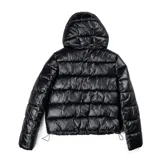 Campera puffer negra, acolchada y liviana, con capucha, cuello alto, cierre frontal con cremallera y botones a presión, dos bolsillos externos y sistema de ajuste regulable en la parte baja.