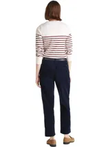 Sweater de punto con diseño de rayas horizontales, cuello redondo y manga larga. Presenta botones decorativos en tono dorado sobre uno de los hombros y puños acanalados.