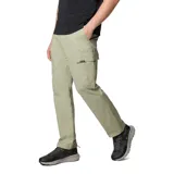 Pantalón cargo Columbia para hombre, color verde oliva, con bolsillos laterales tipo cargo con cierre de velcro, bolsillos frontales y traseros. Confeccionado en tejido elástico con tecnología Omni-Shade UPF 50.