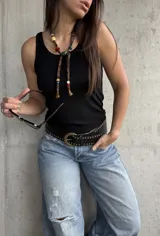 Musculosa básica de tejido de punto en color negro, con escote redondo y diseño ajustado al cuerpo.