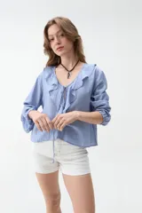 Blusa verde militar de manga larga con volados en el escote en V y lazos para atar al frente.