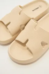 Sandalias marrones con textura, de la marca Randu.