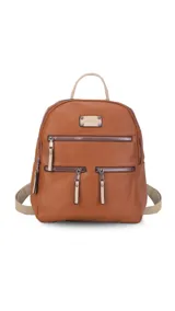 Mochila de cuero sintético en color beige con detalles en color suela. Cuenta con múltiples compartimentos frontales con cierre metálico, correas regulables y manija superior.