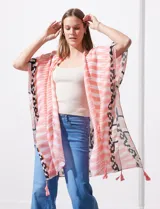 Kimono tejido con estampado de rayas horizontales color salmón y blanco, con detalles geométricos en negro y beige en los bordes. Tiene mangas amplias estilo japonés y terminación con borlas en el ruedo.