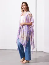 Kimono abierto con diseño de estampado marmolado en tonos violeta, lila y beige, confeccionado en tejido ligero y fluido.