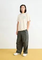 Pantalón cargo verde militar de corte ancho, con cintura elástica ajustable con cordón y múltiples bolsillos con solapa.