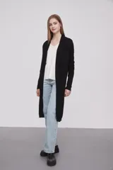 Saco largo abierto de viscosa, con mangas largas y diseño holgado.