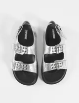 Sandalias plateadas con tiras anchas y plantilla cómoda, con tira ajustable en el talón.