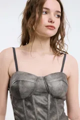 Bustier de cuero sintético en tono burdeos, con diseño estructurado tipo corsé, costuras verticales y escote corazón.