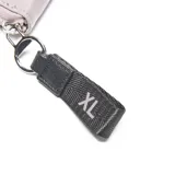 Billetera amplia color lila con acabado suave, cierre perimetral metálico y tiracierre con detalle XL desmontable. Cuenta con compartimento principal con división central con cierre, múltiples espacios para tarjetas, compartimentos internos para billetes y monedero interno con cierre.