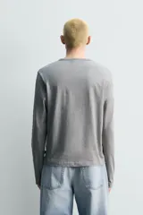 Camiseta de manga larga Zara, corte regular fit, cuello redondo con acabado en rib, confeccionada en tejido de algodón.