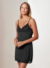 Chemise corta negra de seda fría, marca Montelle, con breteles finos regulables y apliques de encaje en el escote en V y el ruedo.