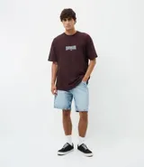 Remera de manga corta con corte relaxed y cuello redondo. Presenta un estampado de lettering en la parte frontal y un diseño gráfico de mayor tamaño en la espalda. Confeccionada en algodón suave y resistente.